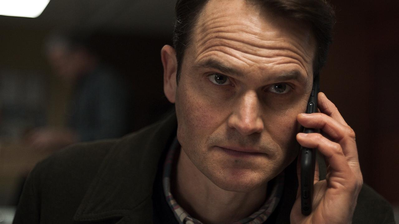 "Tatort: Ich sehe dich": Kommissar Felix Voss (Fabian Hinrichs) am Telefon