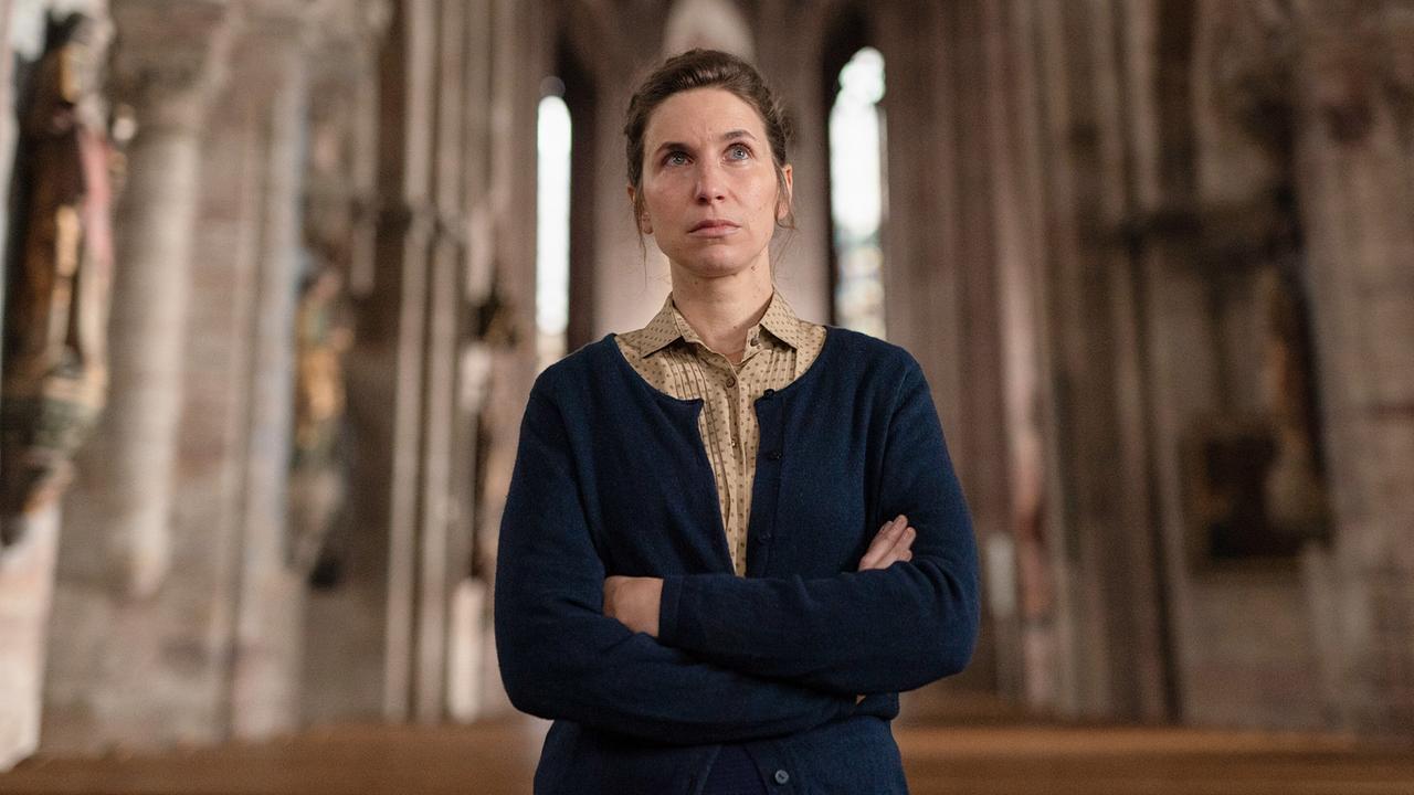 "Tatort: Ich sehe dich": Die Vikarin (Lisa Oertel) wird von Wanda Goldwasser in der Kirche befragt.