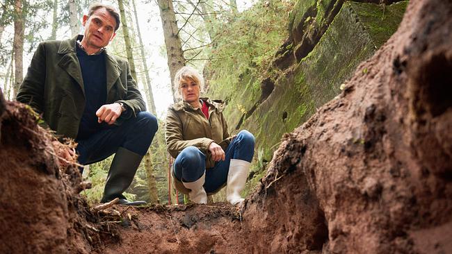 "Tatort: Ich sehe dich": Der Fund einer Leiche wirft Fragen für Felix Voss (Fabian Hinrichs) und Wanda Goldwasser (Eli Wasserscheid) auf: Zwei Meter tief in der Erde war der seit zwei Jahren vermisste Mann in der Flussaue nahe Nürnberg begraben.
