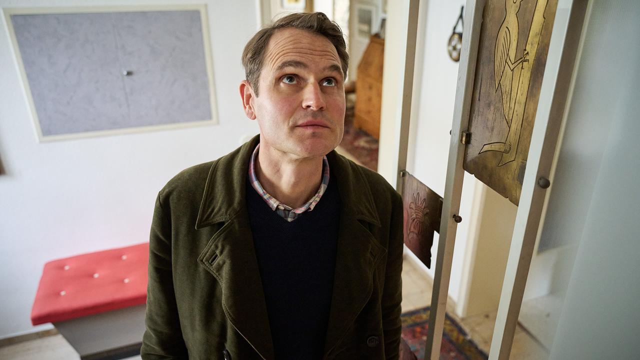 "Tatort: Ich sehe dich": Felix Voss (Fabian Hinrichs) schleicht durch das Haus von Erika Schönfeld.