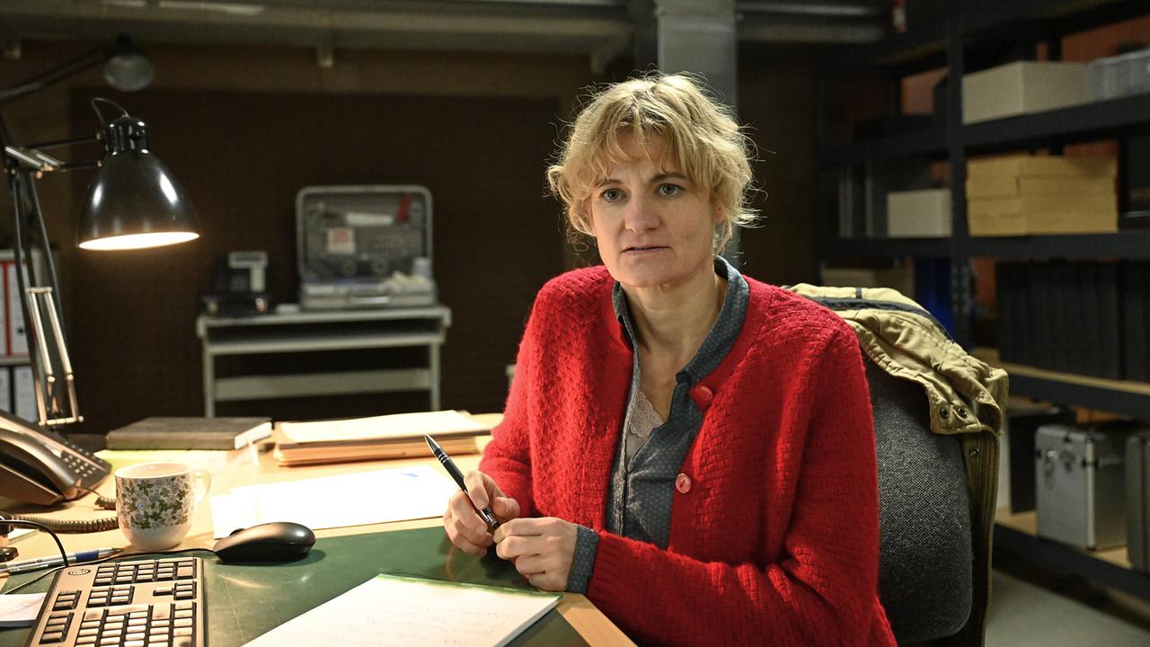 "Tatort: Ich sehe dich": Wanda Goldwasser (Eli Wasserscheid) erhält im Präsidium mehr Infos zur Leiche.
