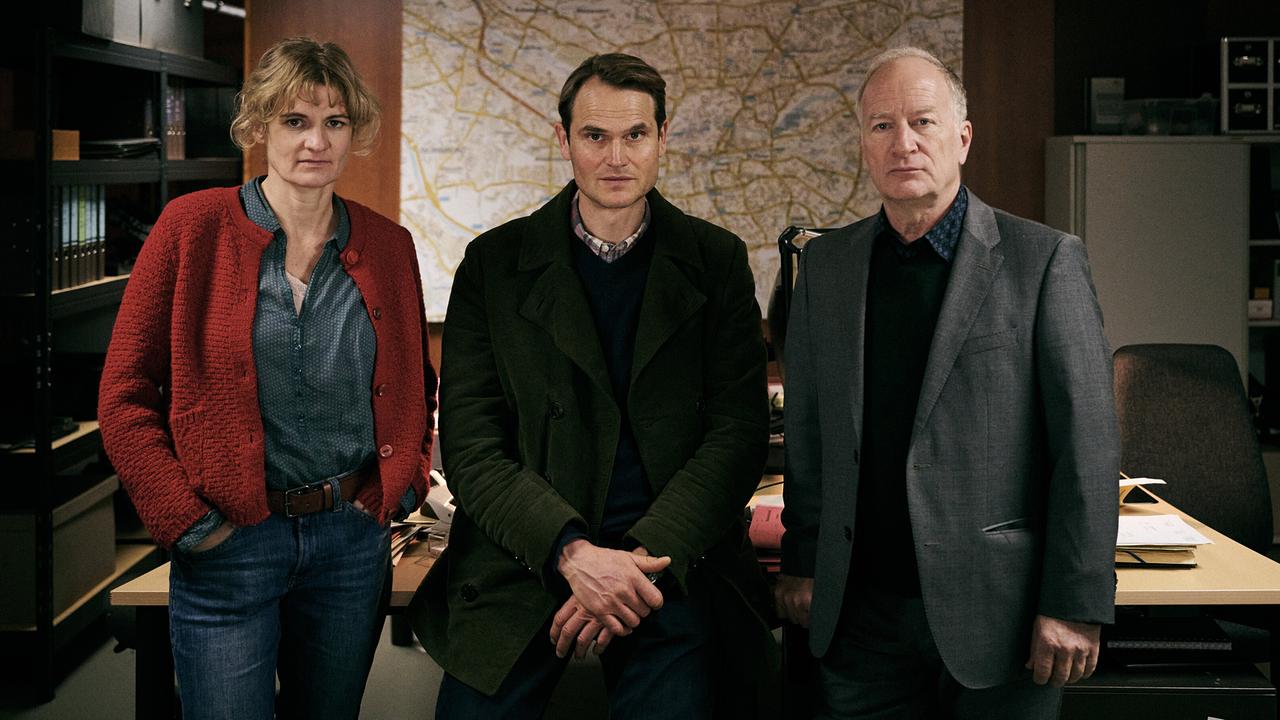 "Tatort: Ich sehe dich": Eli Wasserscheid (Kriminalkommissaren Wanda Goldwasser), Fabian Hinrichs (Kriminalhauptkommissar Felix Voss) und Stefan Merki (Polizeipräsident Dr. Kaiser)