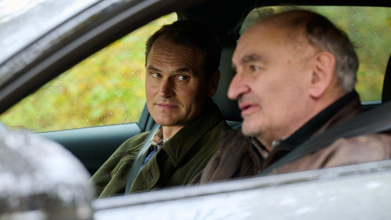 "Tatort: Ich sehe dich": Felix Voss (Fabian Hinrichs) wird von Fred Kramer (Sigi Zimmerschied) an Erika Schönfelds Haus abgesetzt.