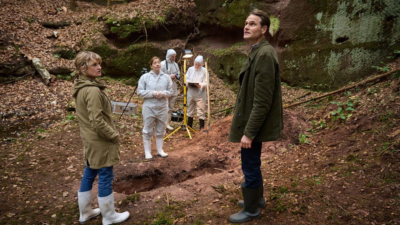 "Tatort: Ich sehe dich": Esmeralda Schmuck (Lisa Sophie Kusz, mi.) klärt Felix Voss (Fabian Hinrichs) und Wanda Goldwasser (Eli Wasserscheid, links) über den Fund der Leiche auf.