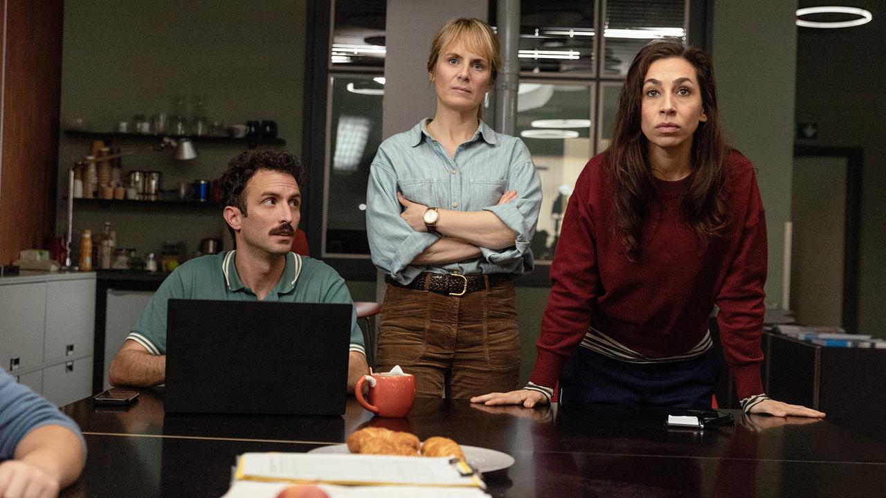 "Tatort: Kammerflimmern": Außerordentliche Videokonferenz mit den Behörden (v. li. n. re.): Noah Löwenherz (Aaron Arens), Kommissarin Isabelle Grandjean (Anna Pieri Zuercher) und Tessa Ott (Carol Schuler)