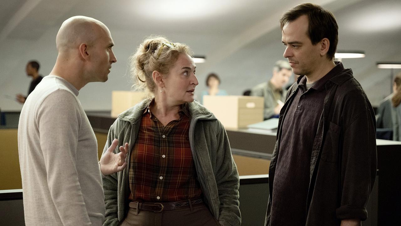 "Tatort: Kammerflimmern": Suchen dringend eine schnelle Lösung, um das Schlimmste zu verhindern: CEO Kilian Berger (Elias Arens), Staatsanwältin Anita Wegenast (Rachel Braunschweig) und Simon Berger (Martin Vischer)