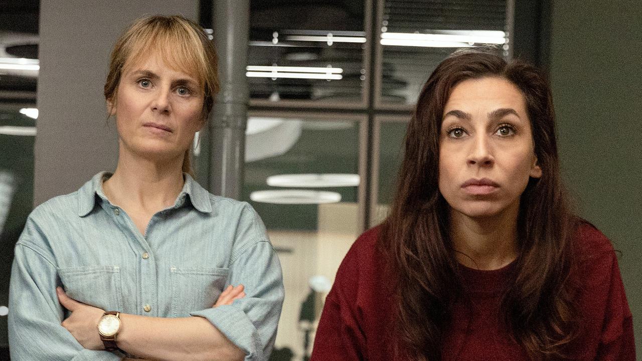 "Tatort: Kammerflimmern": Außerordentliche Videokonferenz mit den Behörden: Kommissarin Isabelle Grandjean (Anna Pieri Zuercher, li.) und Tessa Ott (Carol Schuler)