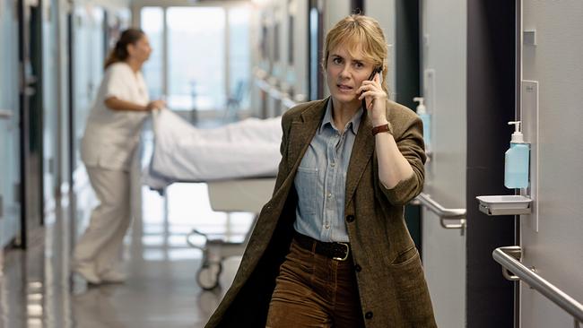 "Tatort: Kammerflimmern": Kommissarin Grandjean telefoniert besorgt aus dem Spital: Kommissarin Isabelle Grandjean (Anna Pieri Zuercher)
