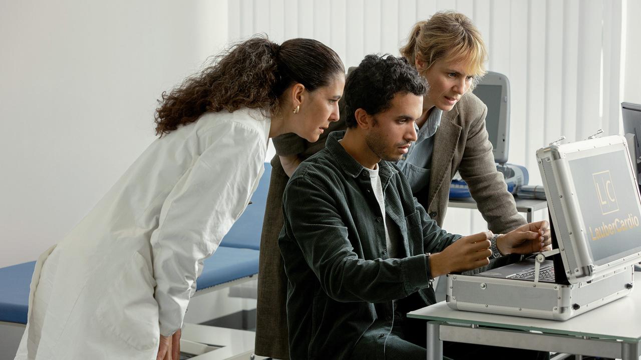 "Tatort: Kammerflimmern": Kann das Downgrade installiert werden? Kommissarin Isabelle Grandjean (Anna Pieri Zuercher, re.) und Dr. Esme Şahin (Beren Tuna, li.)