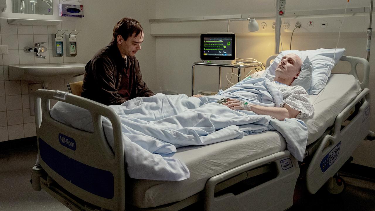 "Tatort: Kammerflimmern": Besucht seinen Bruder, den CEO von Lauber Cardio, im Spital: Simon Berger (Martin Vischer, li.) und Kilian Berger (Elias Arens)