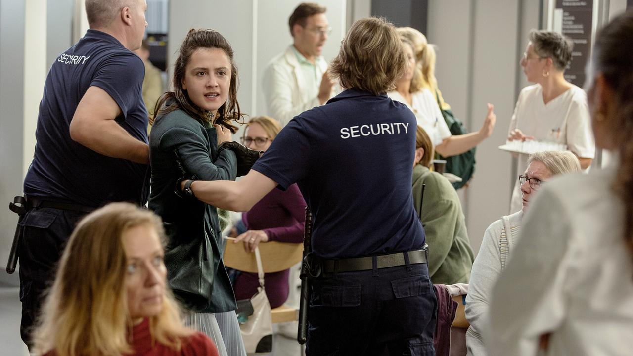 "Tatort: Kammerflimmern": Wird aus dem Spital verwiesen: Journalistin Paula Bianchi (Annina Walt)