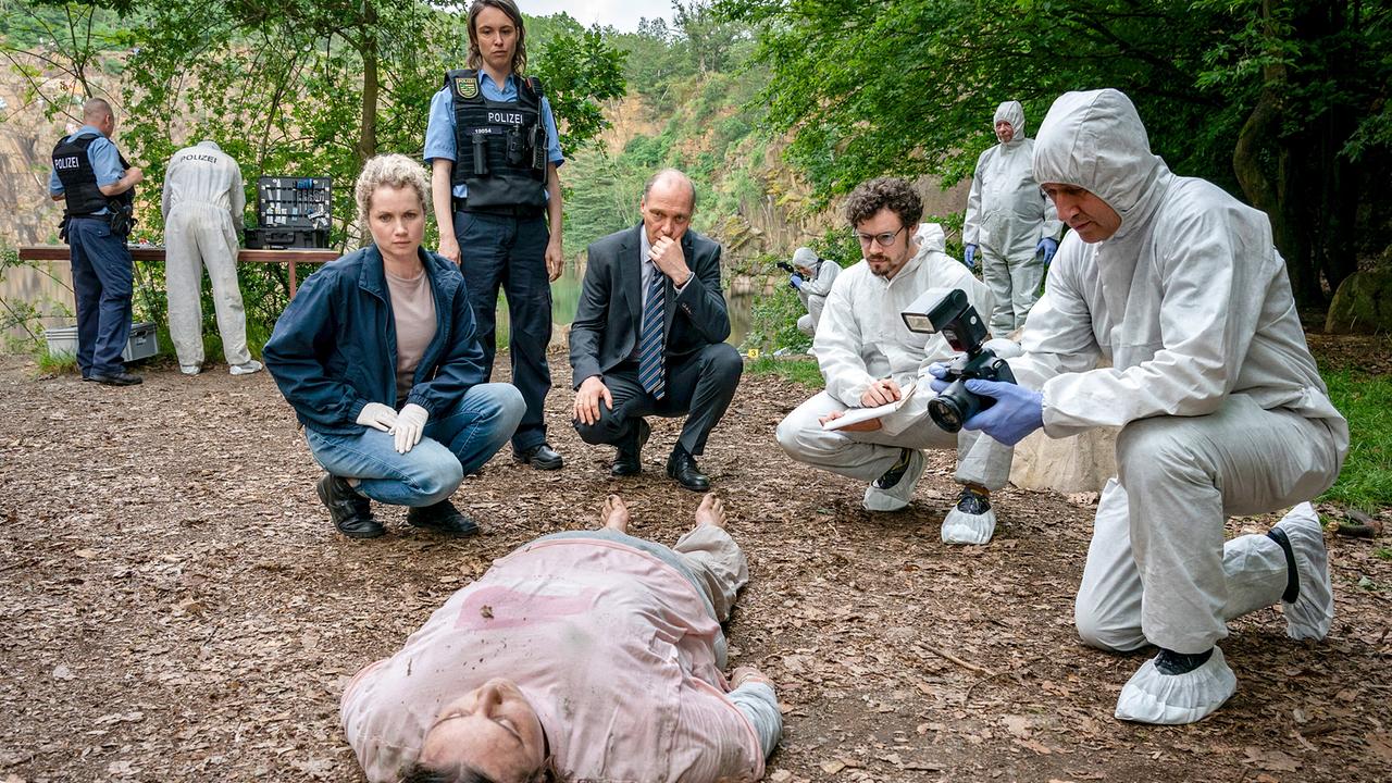 "Tatort: Siebenschläfer": Leonie Winkler (Cornelia Gröschel), Polizistin Antje (Victoria Schulz), Peter Schnabel (Martin Brambach) und Dr. Himpe (Ron Helbig) inspizieren die Tote Lilly-Marie Reuter (Dilara Aylin Ziem) am Leichen-Fundort.