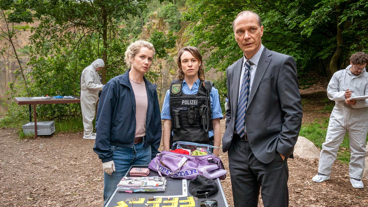 "Tatort: Siebenschläfer": Leonie Winkler (Cornelia Gröschel), Polizistin Antje (Victoria Schulz), Peter Schnabel (Martin Brambach) sind am Tatort und untersuchen die Tasche, die von Lilly-Marie Reuter gefunden worden ist.