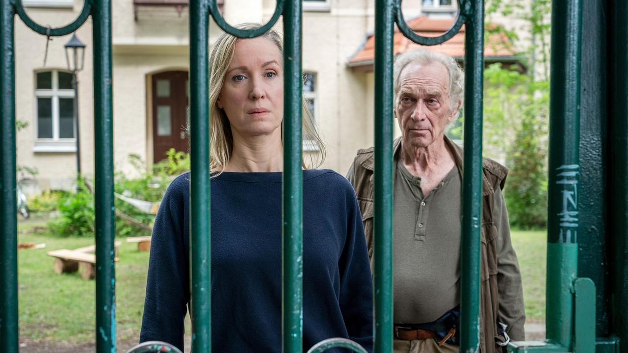 "Tatort: Siebenschläfer": Saskia Rühe (Silvina Buchbauer), die Leiterin des Kinderheims „Siebenschläfer“, und Erwin Miersch (Elmar Gutmann), der Hausmeister des Kinderheims sind alarmiert.
