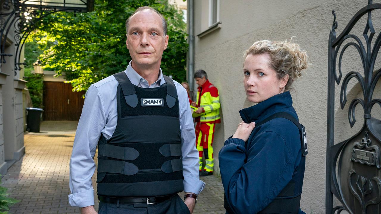 "Tatort: Siebenschläfer": Peter Schnabel (Martin Brambach), Leonie Winkler (Cornelia Gröschel) vor der Praxis von Dr. Michael Brückner