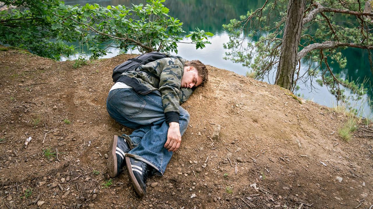 "Tatort: Siebenschläfer": Pascal Schadt (Florian Geißelmann) wacht benebelt auf, nachdem er und Lilly am Abend davor aus ihrem Kinderheim geflohen sind.