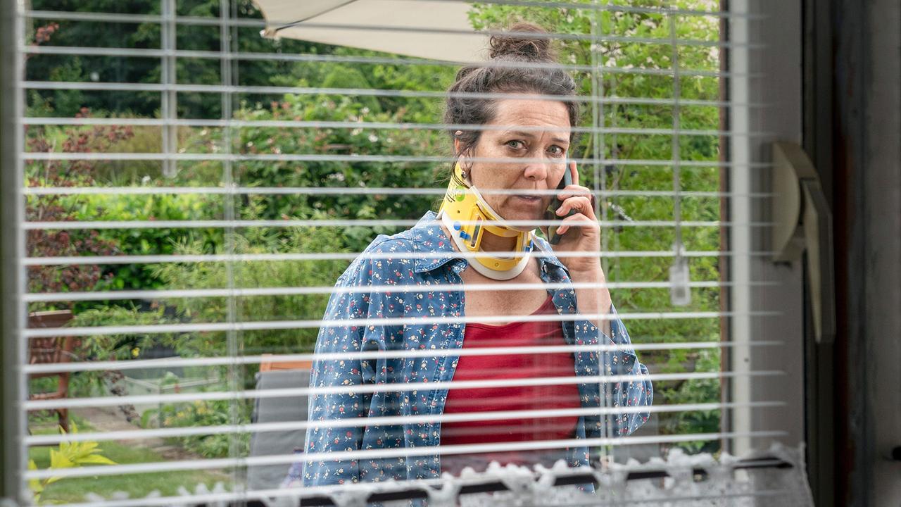 "Tatort: Siebenschläfer": Die ehemalige Erzieherin Birte Friesack (Anna-Katharina Muck) ruft den Notruf.