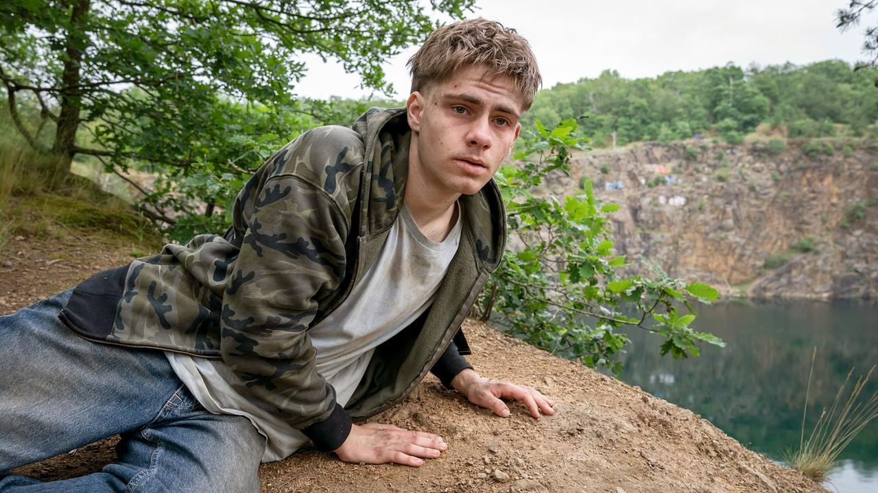 "Tatort: Siebenschläfer": Pascal Schadt (Florian Geißelmann) wacht benebelt auf, nachdem er und Lilly am Abend davor aus ihrem Kinderheim geflohen sind.