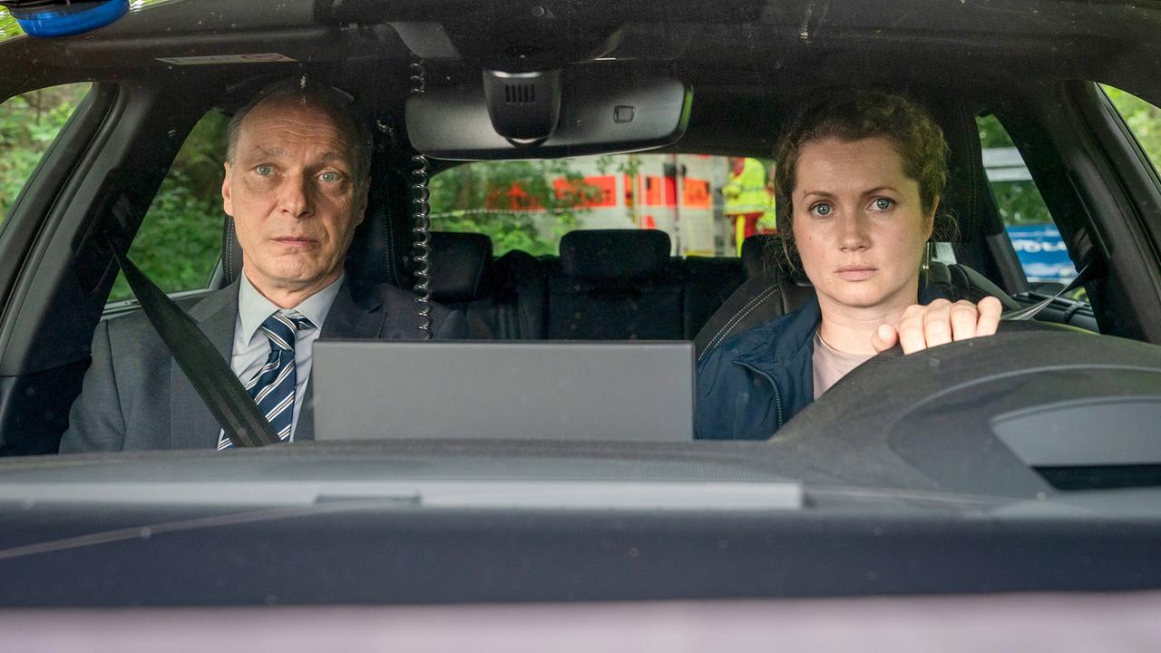 "Tatort: Siebenschläfer": Peter Schnabel (Martin Brambach), Leonie Winkler (Cornelia Gröschel): Die Kommissare kommen zum ersten Mal an den Tatort, an dem das Mädchen Lilly-Marie Reuter tot aufgefunden worden ist.