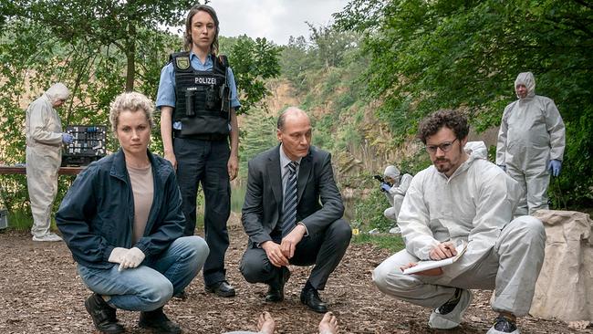 "Tatort: Siebenschläfer": Leonie Winkler (Cornelia Gröschel), Polizistin Antje (Victoria Schulz), Peter Schnabel (Martin Brambach) und Dr. Himpe (Ron Helbig) inspizieren die Tote Lilly-Marie Reuter am Leichen-Fundort.