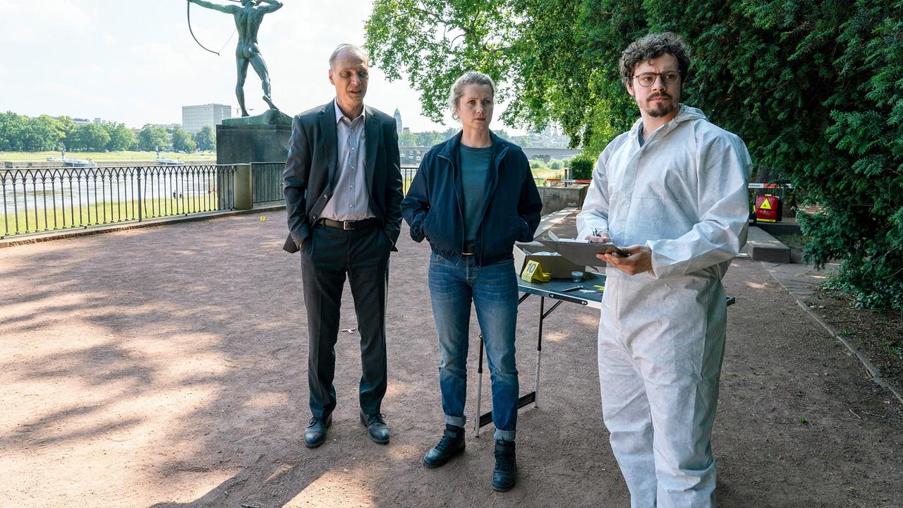 "Tatort: Siebenschläfer": Peter Schnabel (Martin Brambach), Leonie Winkler (Cornelia Gröschel) und Dr. Himpe (Ron Helbig) befinden sich am Tatort.