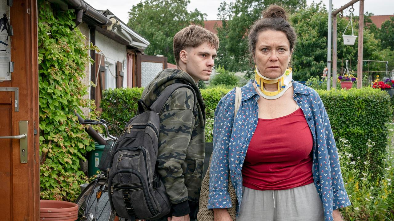 "Tatort: Siebenschläfer": Pascal Schadt (Florian Geißelmann, li.) bei seiner ehemaligen Erzieherin Birte Friesack (Anna-Katharina Muck, re.)