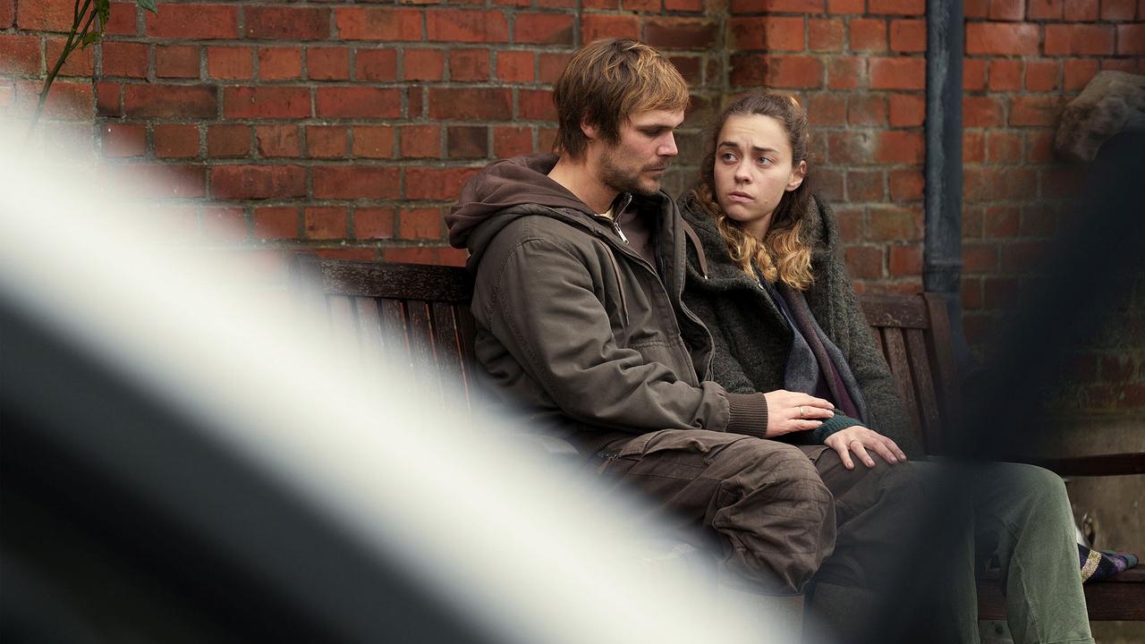 "Tatort: Letzte Ernte": Haben sich ihr Leben anders vorgestellt: Frauke (Ronja Herberich, r.) und Sven (Henning Flüsloh, l.)