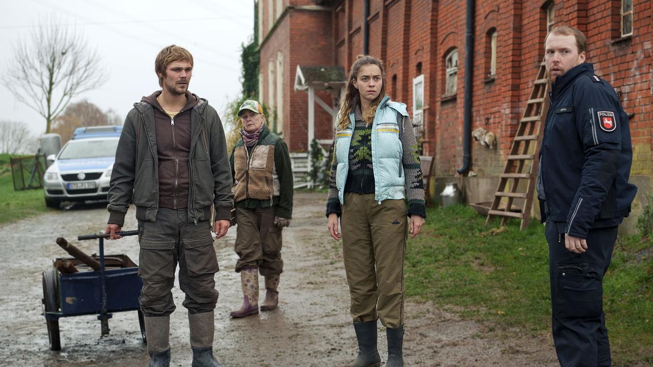"Tatort: Letzte Ernte": In der Scheune finden sich Hinweise auf Vertuschung: Sven Feldhusen (Henning Flüsloh), Marlies Feldhusen (Lina Wendel), Frauke Feldhusen (Ronja Herberich), Polizist Olaf Gehrke (Ole Fischer)