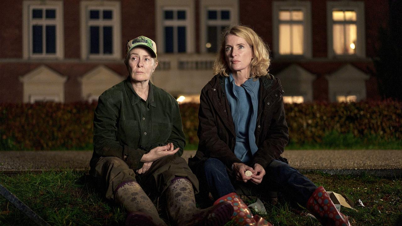 "Tatort: Letzte Ernte": Kann sich in Bäuerin Marlies Feldhusen (Lina Wendel, l.) hineinfühlen: Charlotte Lindholm (Maria Furtwängler, r.).