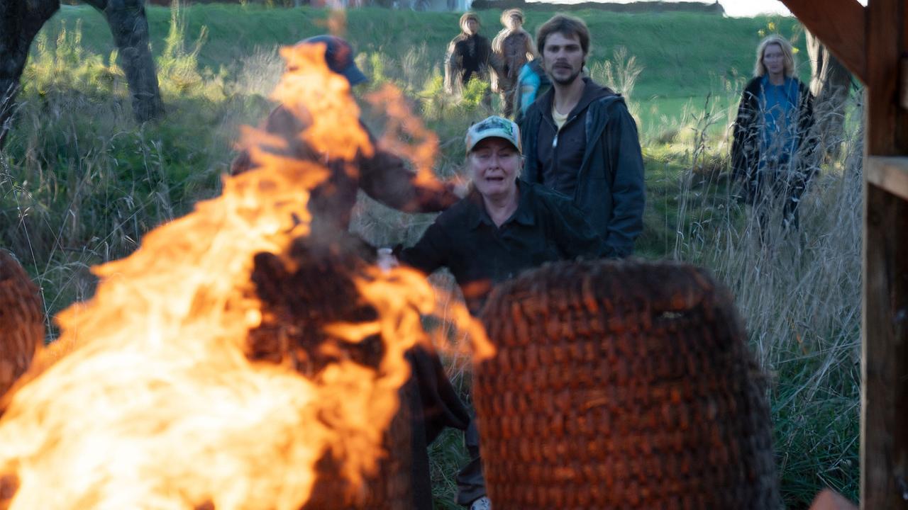 "Tatort: Letzte Ernte": Ihre geliebten Bienen fallen einem Brand zum Opfer: Marlies Feldhusen (Lina Wendel, 2.v.l) ist verzweifelt (mit Henning Flüsloh 2.v.r. und Maria Furtwängler, r.).