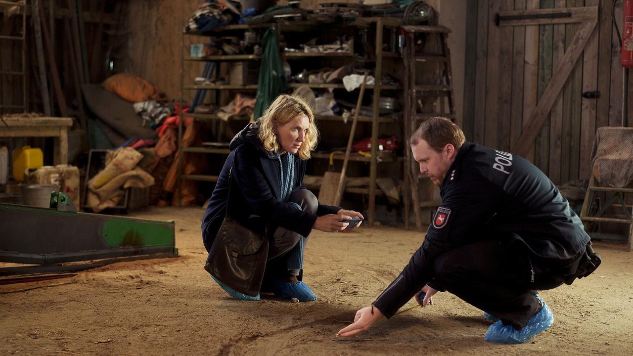 "Tatort: Letzte Ernte": Unfall oder Mord? Charlotte Lindholm (Maria Furtwängler) ermittelt gemeinsam mit Dorfpolizist Olaf Gehrke (Ole Fischer) auf einem Bio-Apfelhof im Alten Land.
