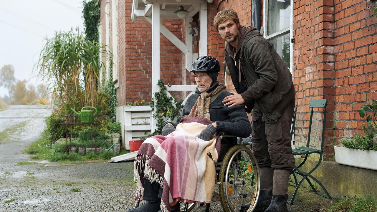 "Tatort: Letzte Ernte": Pit Feldhusen (Josef Volmer, l.) ist schwer krank; Sohn Sven (Henning Flüsloh, r.) hat nun die Verantwortung für den Familienhof.