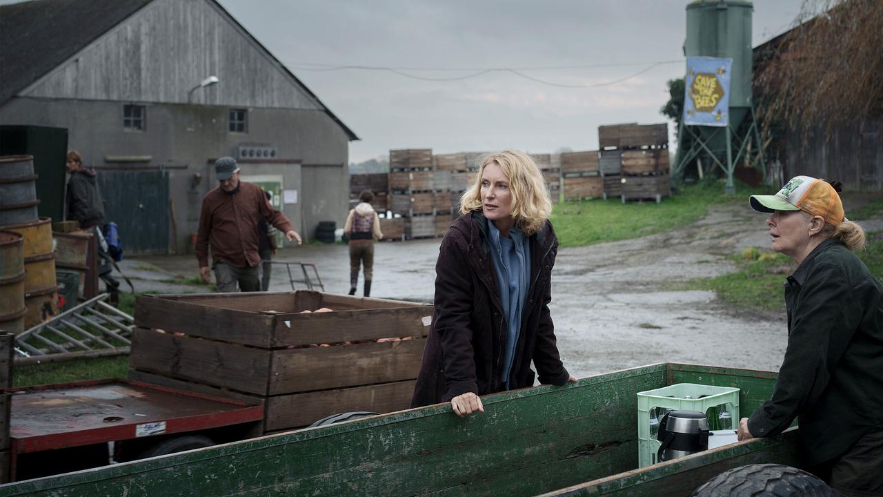 "Tatort: Letzte Ernte": Die Apfelernte steht an: Charlotte (Maria Furtwängler, 2. v. r.) bietet der Familie Feldhusen ihre Hilfe an.