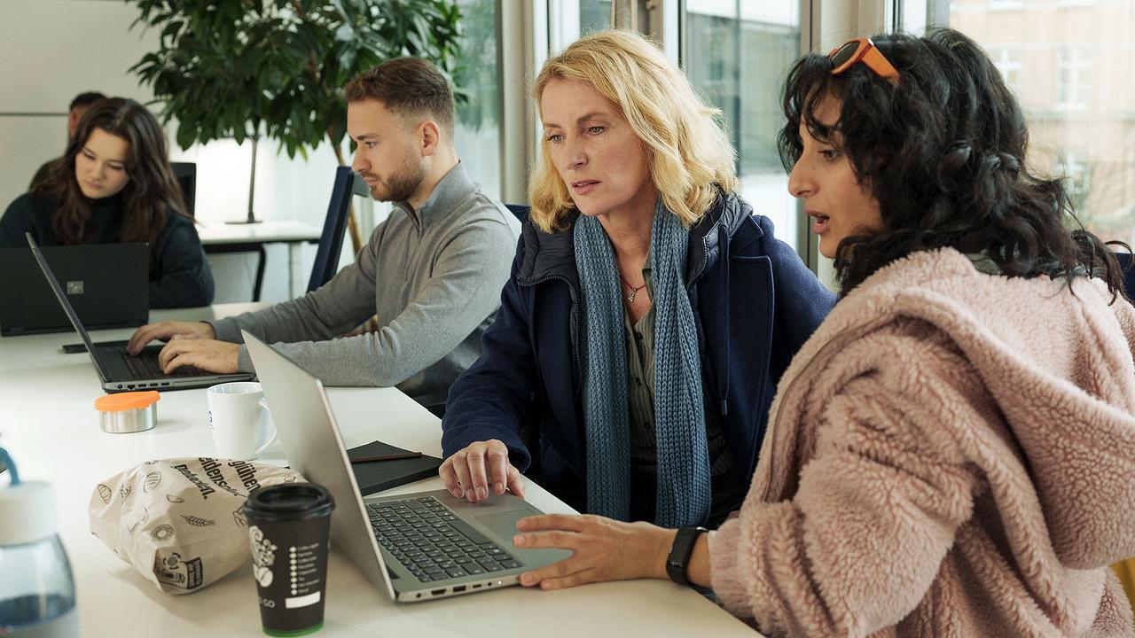 "Tatort: Letzte Ernte": Charlotte Lindholm (Maria Furtwängler, 2.v.r.) zurück aus Göttingen im LKA Hannover – Hanna Elinsdottir (Safak Sengül, r.) weist die Kollegin ein.