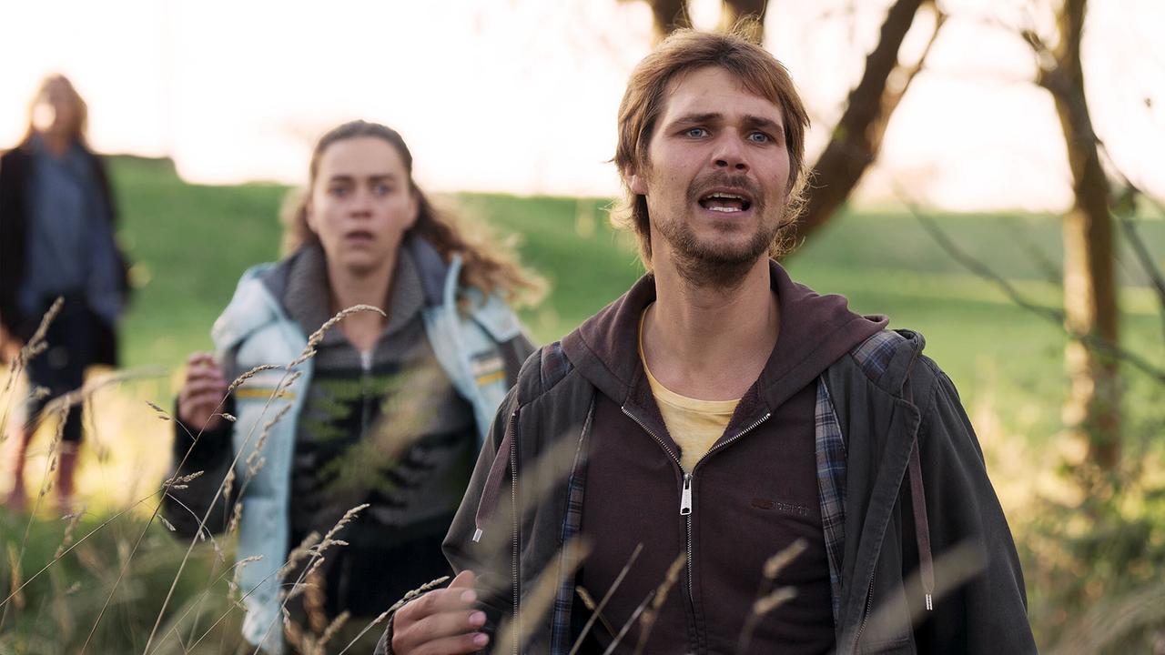 "Tatort: Letzte Ernte": Das Ehepaar Feldhusen (Henning Flüsloh und Ronja Herberich) wird Zeuge eines tragischen Ereignisses auf dem Hof.