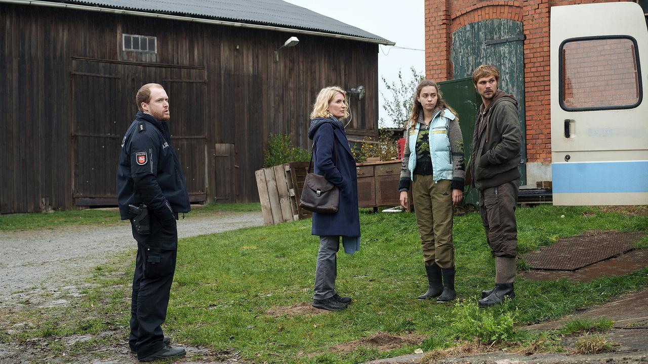 "Tatort: Letzte Ernte": Charlotte (Maria Furtwängler, 2. v. l.) und Polizist Olaf Gehrke (Ole Fischer, li.) machen sich ein Bild von Familie Feldhusen, Bio-Apfelhofbetreiber: Frauke (Ronja Herberich, 2. v. r.) und Sven (Henning Flüsloh, r.)