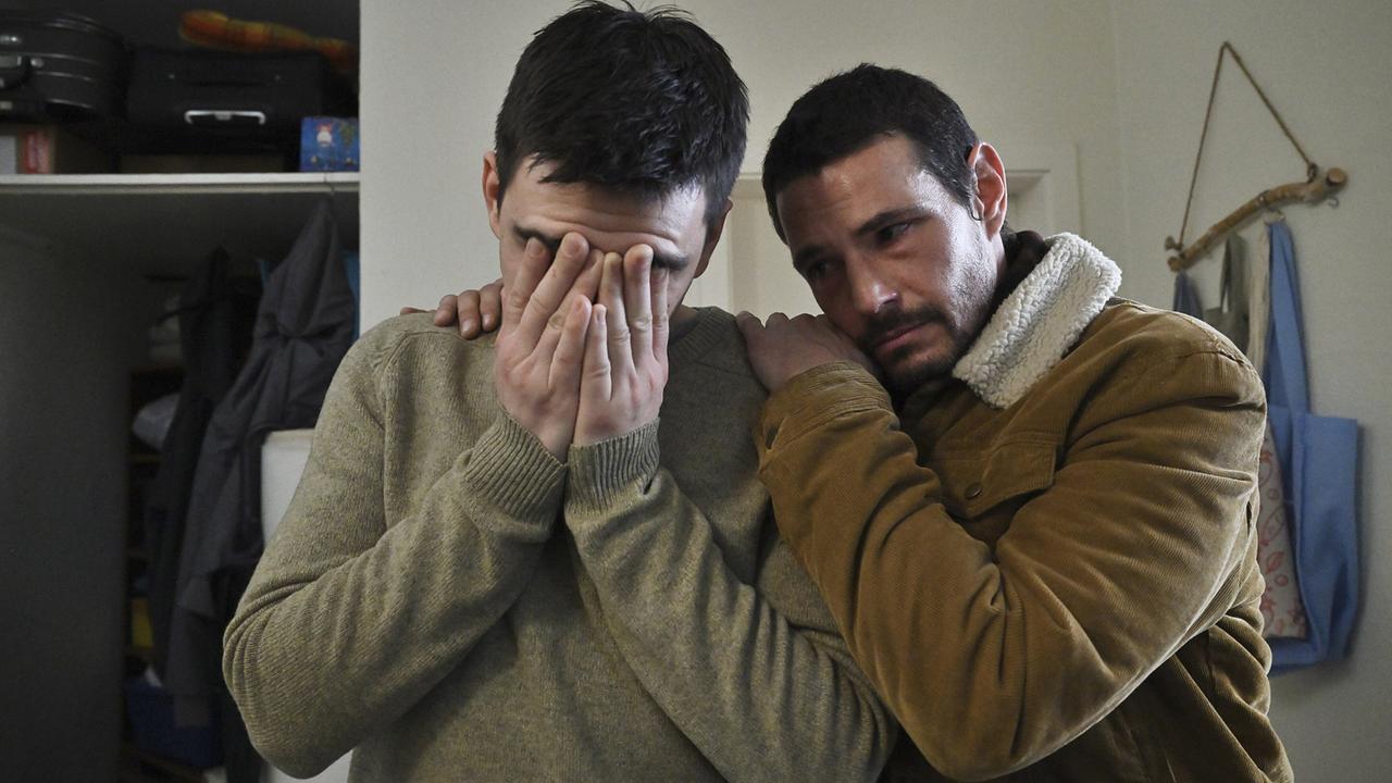 "Tatort: Erika Mustermann": Luis (Henry Morales, li) ist fassungslos über den Tod seines Bruders, sein Mitbewohner Gabriel (Alberto Wolf, re) versucht, ihn zu trösten.