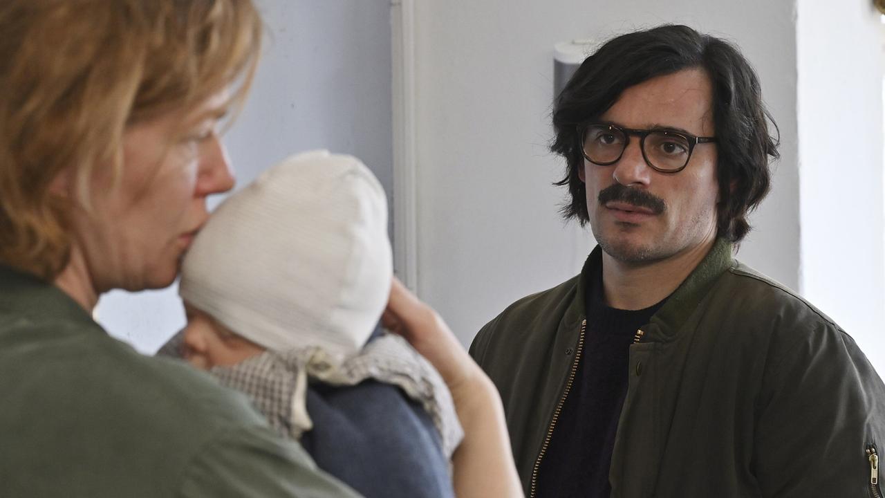 "Tatort: Erika Mustermann": Bei der Wohnadresse des Toten treffen die Ermittler auf Denise Bonnefoy (Magdalena Wiedenhofer, li), ihren Mann Xavier Weberlein (Hannes Wegener, re) und ihr Baby.