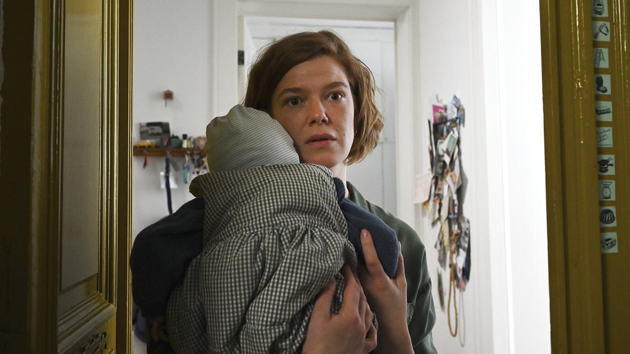 "Tatort: Erika Mustermann": Bei der Adresse des Toten treffen die Ermittler auf die junge Mutter Denise Bonnefoy (Magdalena Wiedenhofer).