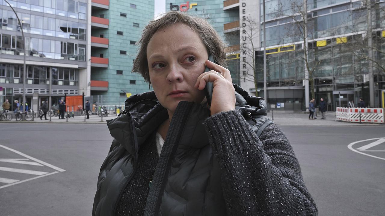 "Tatort: Erika Mustermann": Mit wem telefoniert die BDR-Sicherheitsmitarbeiterin Annika Haupt (Annett Sawallisch, Bild), die eine Beziehung mit dem toten Lieferdienstfahrer hatte?