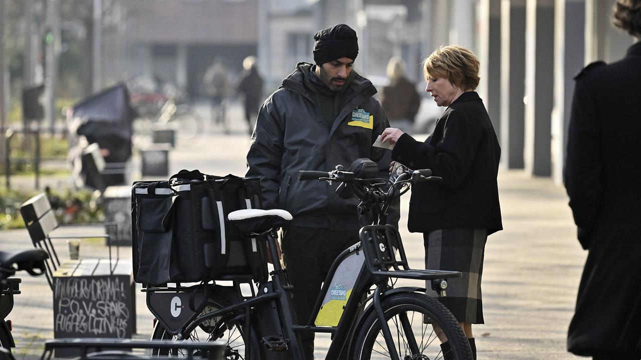 "Tatort: Erika Mustermann": Susanne Bonard (Corinna Harfouch, re) kann den Fahrradkurier Nil Kumara (Ajay Paul, li), der den Toten kannte, dazu bringen, mit ihr zu sprechen.