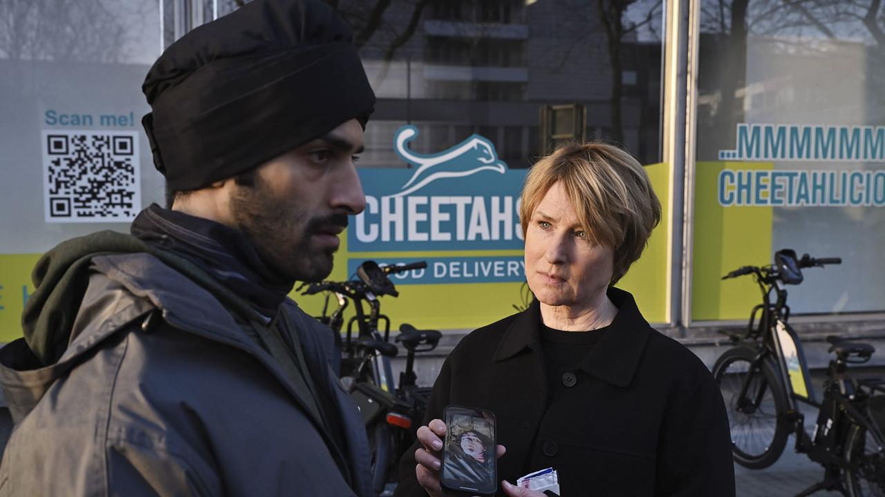 "Tatort: Erika Mustermann": Vor der Zentrale des Lieferdienstes gelingt es Susanne Bonard (Corinna Harfouch, re), den Fahrradkurier Nil Kumara (Ajay Paul, li), der den Toten kannte, dazu zu bringen, mit ihr zu sprechen.