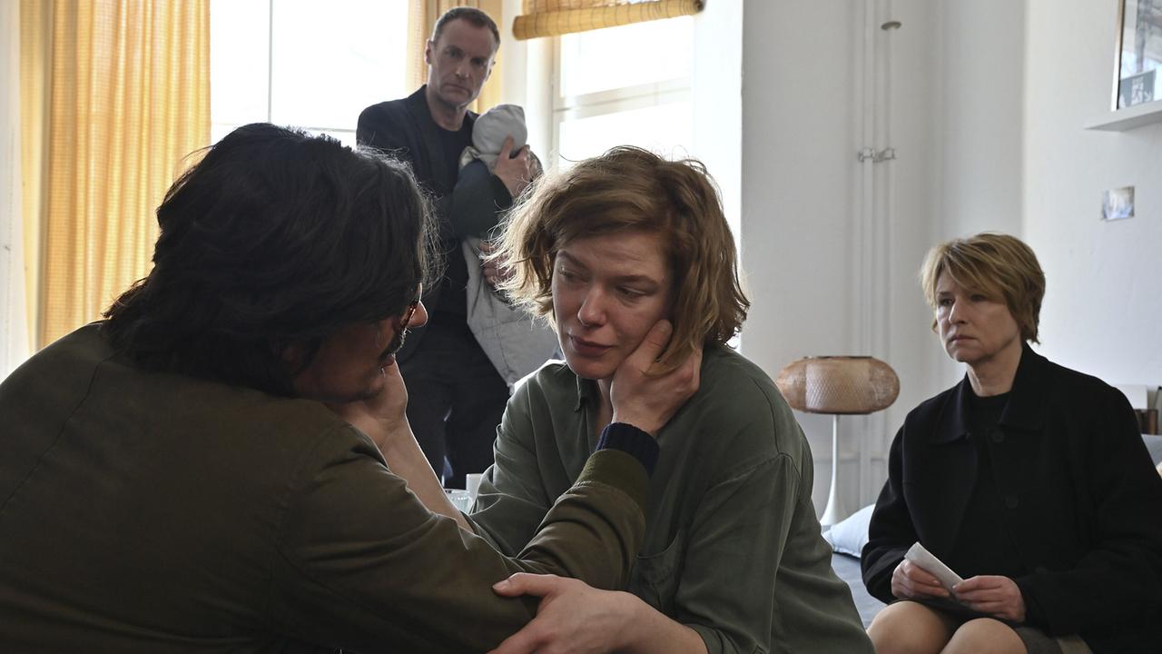 "Tatort: Erika Mustermann": Susanne Bonard (Corinna Harfouch, re) und Robert Karow (Mark Waschke, 2. v. li) suchen mit traurigen Nachrichten die Wohnadresse des Toten auf und treffen dort auf Denise Bonnefoy (Magdalena Wiedenhofer, 2. v. re), ihren Mann Xavier Weberlein (Hannes Wegener, li) und ihr Baby.