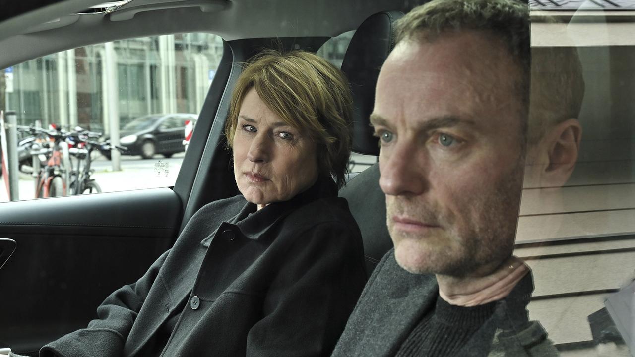 "Tatort: Erika Mustermann": Susanne Bonard (Corinna Harfouch, li) Robert Karow (Mark Waschke, re) observieren die Bundesdruckerei, um herauszufinden, was für ein Coup dort geplant ist.