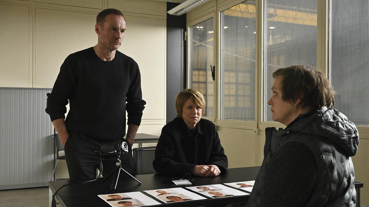 "Tatort: Erika Mustermann": Susanne Bonard (Corinna Harfouch, mitte) und Robert Karow (Mark Waschke, li) befragen Annika Haupt (Annett Sawallisch, re), die Geliebte des Toten.