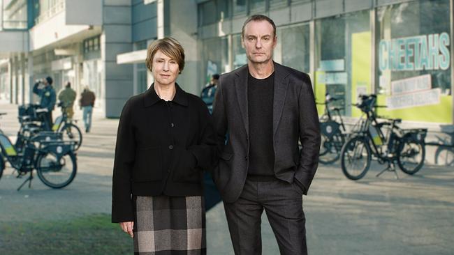 "Tatort: Erika Mustermann": Susanne Bonard (Corinna Harfouch) und Robert Karow (Mark Waschke) ermitteln im Mordfall eines Riders, der für einen Berliner Fahrradlieferdienst gearbeitet hat.