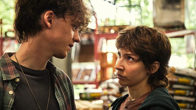 © ORF/SWR/Benoît Linder Jeremias Meyer und Amina Merai (Mike & Nisha) blicken sich an.