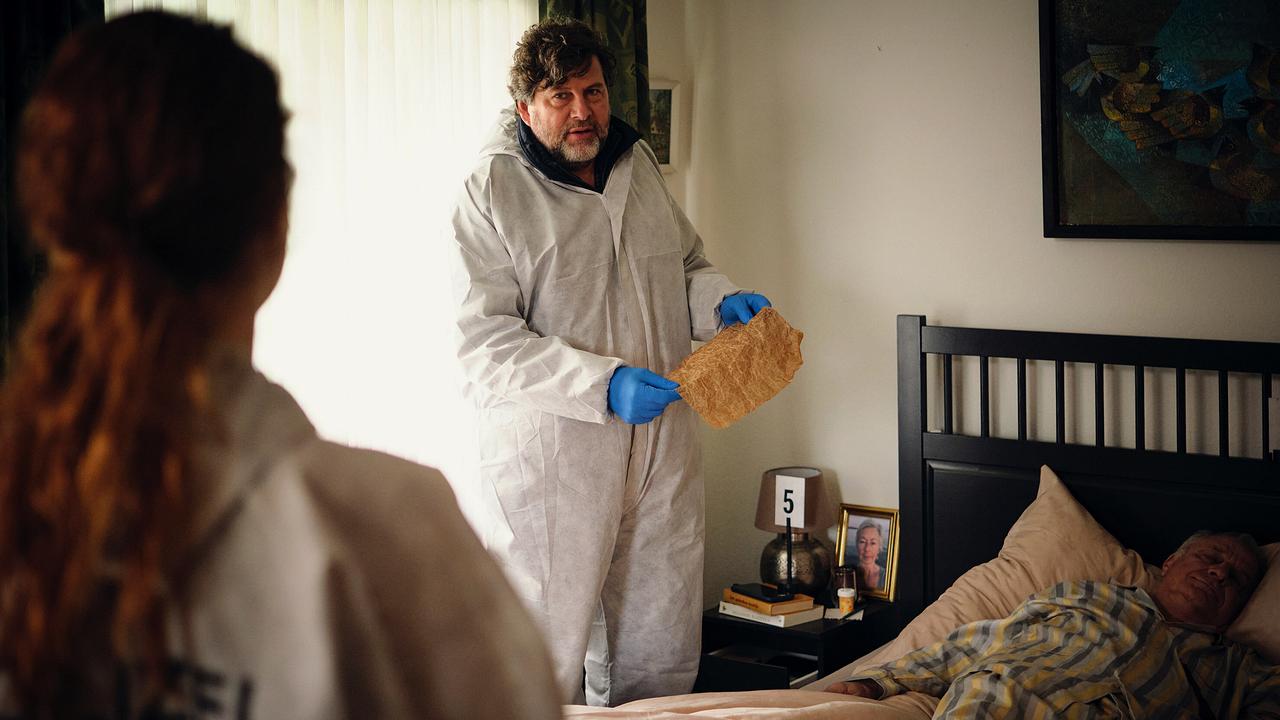 Hans-Jochen Wagner im Schutzanzug zeigt ein Fundstück im Schlafzimmer des ermordeten Apothekers. 