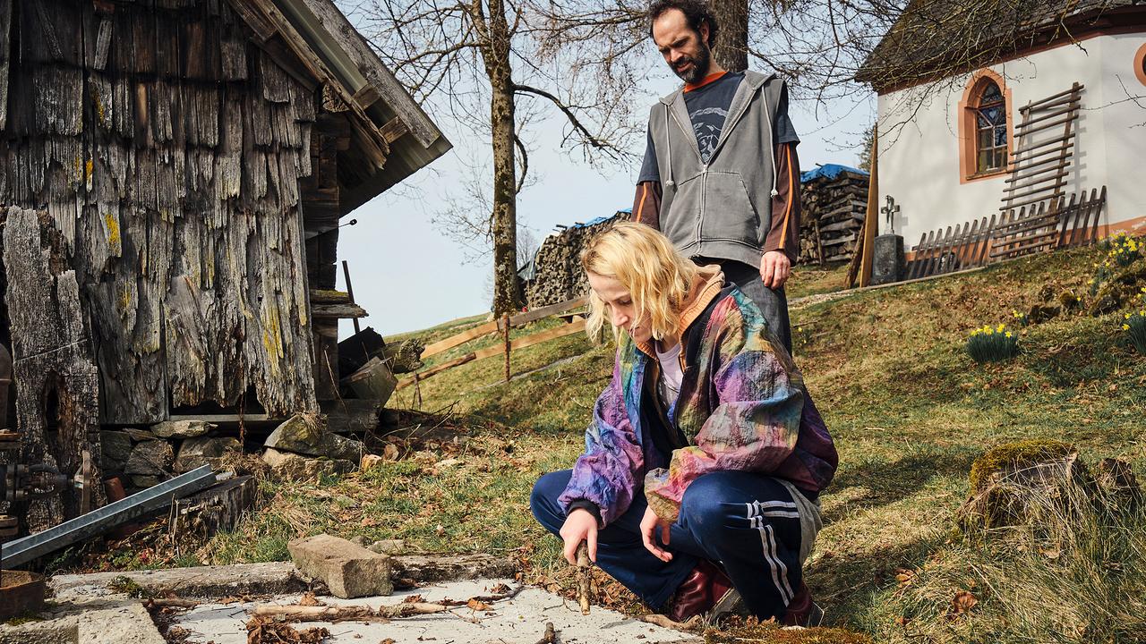 Felician Hohnloser und Mareike Beykirch betrachten eine Betonplatte im Hof.