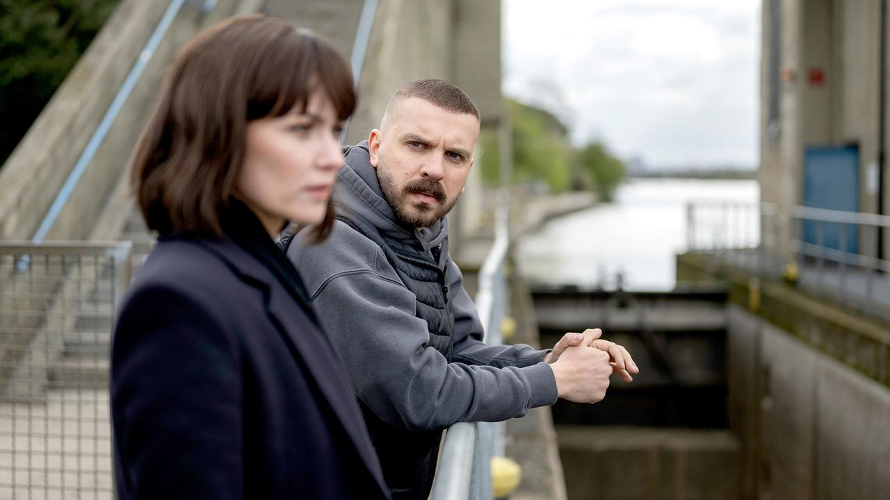 © ORF/HR/Sommerhaus/Daniel Dornhöfer Melika Foroutan und Edin Hasanovic unterhalten sich an einer Schleuse.